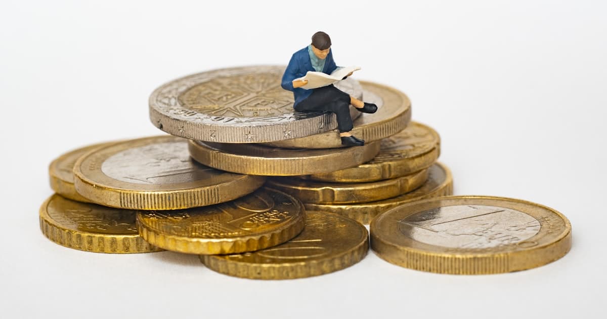 SDR Compensation Guide: Salary, OTE, and Commission Benchmarks for 2026